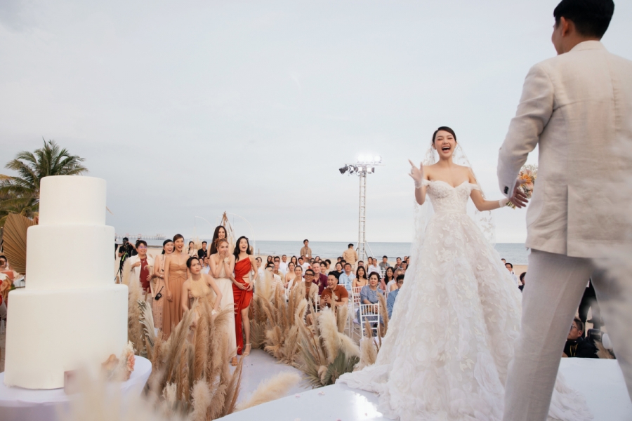 Minh Hằng xinh đẹp như công chúa trong đám cưới bên bãi biển Vũng Tàu.