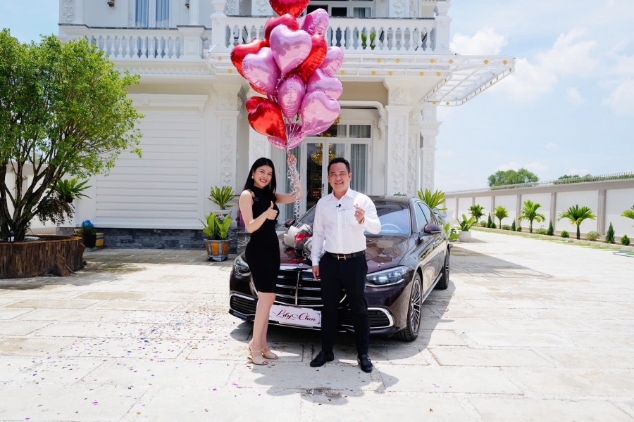 Ngoài G63, 'tình địch Ngọc Trinh' Lily Chen tậu 3 Mercedes tiền tỷ trong 18 tháng - Ảnh 2