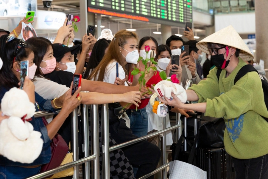 Vô danh ở Việt Nam, Quang Hùng MasterD được fan Thái Lan vây kín như đón idol Hàn - Ảnh 9