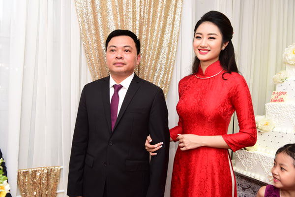 Hoa hậu Bản sắc Việt toàn cầu 2016 còn cho biết, việc lấy chồng lớn tuổi giúp cô có được chỗ dựa không những về mặt tài chính mà là cảm giác luôn được bao bọc những lúc sóng gió.