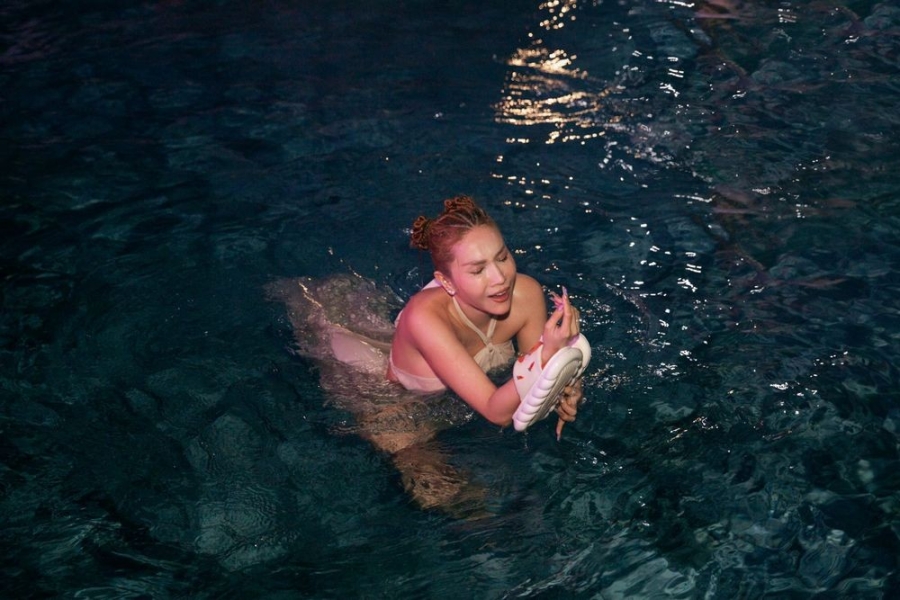 Khả Như 'tơi tả' sau khi bị ném xuống bể bơi. Nữ diễn viên còn đeo cả dép vào tay để khỏi lo trôi mất.