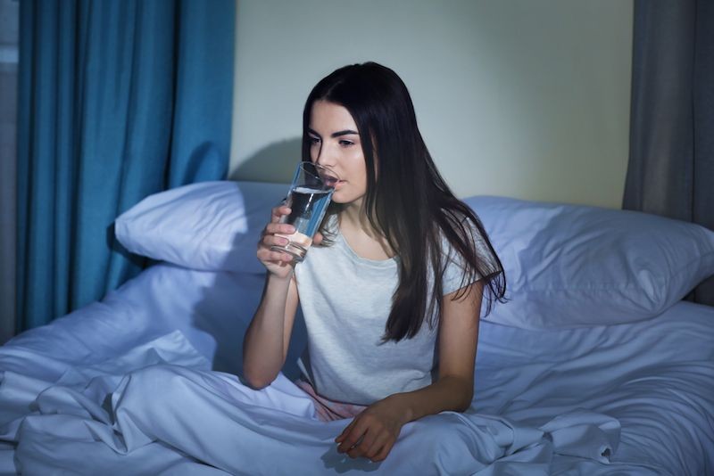 Uống quá gần giờ đi ngủ có thể làm gián đoạn chu kỳ giấc ngủ của bạn và tác động tiêu cực đến sức khỏe tim mạch.