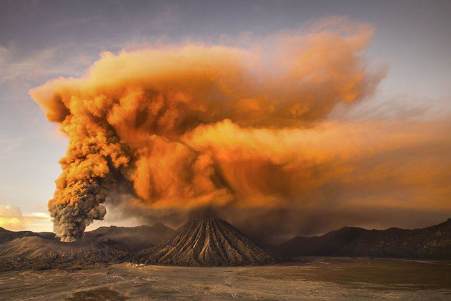 Núi lửa Bromo phun trào.