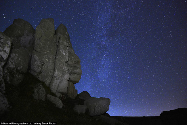 Phong cảnh ban đêm trên quần đảo Scilly ở Anh.