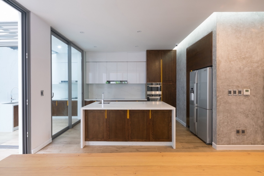 Không gian phòng bếp hiện đại với nội thất tối giản nhưng tiện nghi cùng đảo bếp rộng rãi ở khu vực trung tâm.