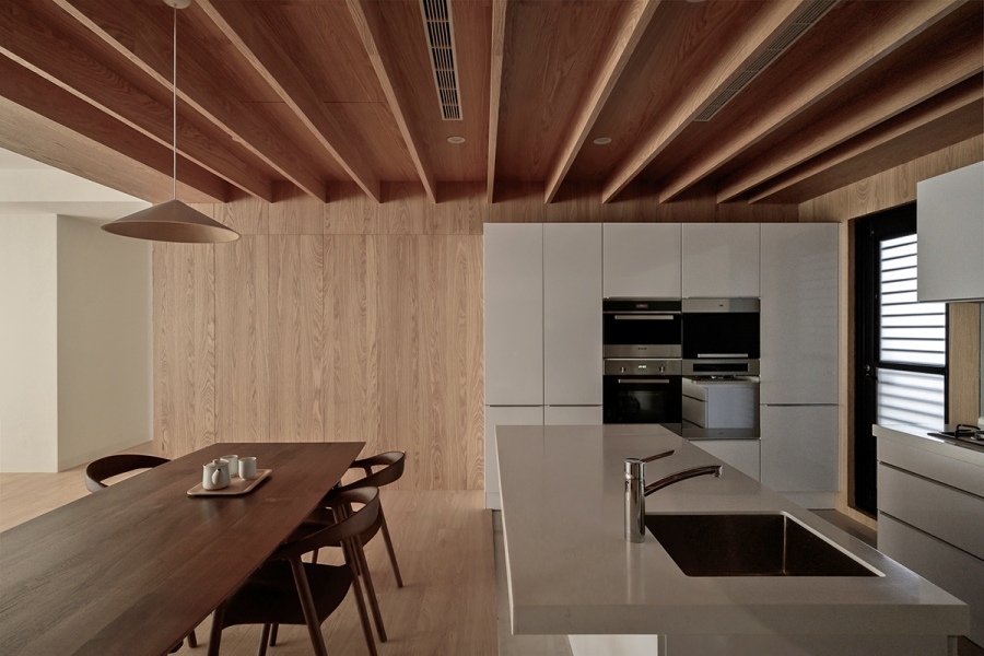 Phòng bếp và khu vực ăn uống thiết kế mở với nội thất đơn giản, gọn gàng nhưng vẫn vô cùng tiện nghi.