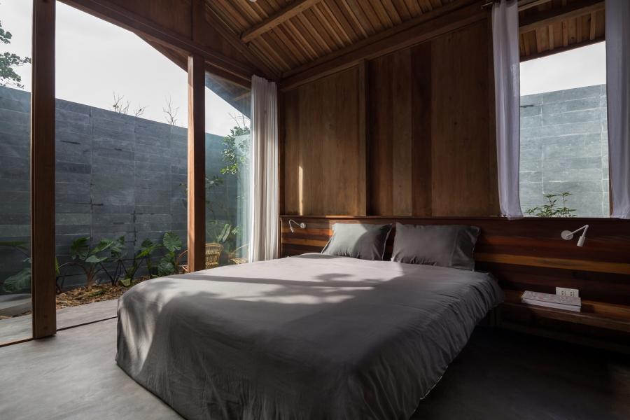 Hai phòng ngủ mang đến sự riêng tư và bầu không khí êm dịu nhờ những bức tường ốp đá tự nhiên bao bọc xung quanh.