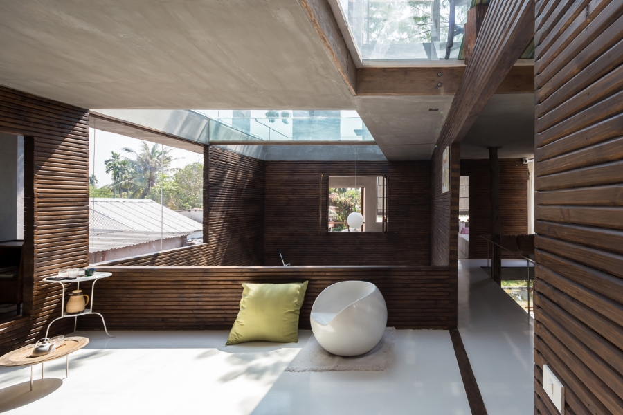 Nhóm thiết kế sử dụng kết cấu vách gỗ với mong muốn tạo ra sự gần gũi, gắn kết mọi không gian sinh hoạt lại cùng nhau.