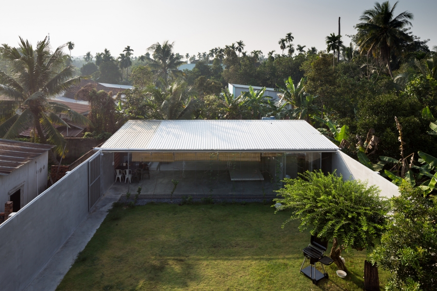 Với không khí trong lành tại hướng Đông Nam, nhóm KTS tạo ra một bãi cỏ trống lớn làm không gian đệm cho ngôi nhà.