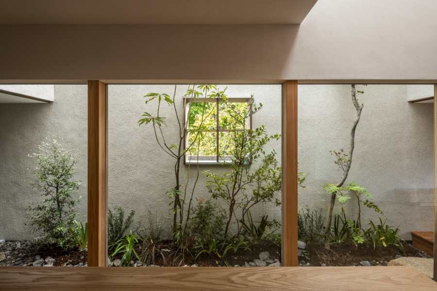 Ô cửa sổ như một bức tranh tự nhiên tô điểm trên nền tường giản dị mà chẳng tốn một chi phí nào cả!