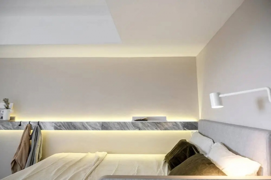 Phòng ngủ nhỏ gọn của chàng trai trẻ còn độc thân được thiết kế đơn giản mà hoàn hảo với sự êm ái cũng như ánh sáng từ hệ thống đèn gắn tường ấm áp.