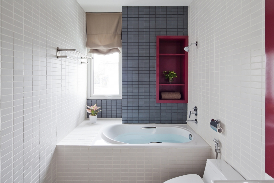 Phòng tắm sử dụng sự đa dạng của màu gạch ốp tường là trắng - xám, thêm vào chút sắc đỏ đô để tăng thêm cảm giác ấm cúng cho khu vực vốn lạnh lẽo.