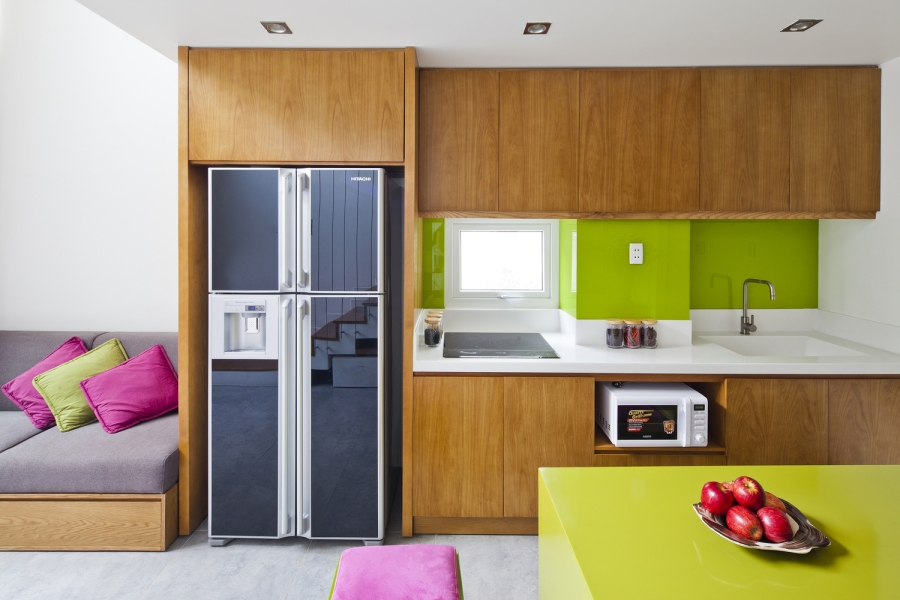 Nội thất được thiết kế tiện nghi, sang trọng, ngay cả chiếc tủ lạnh 2 cửa hiện đại cũng có bề mặt sáng bóng như gương!