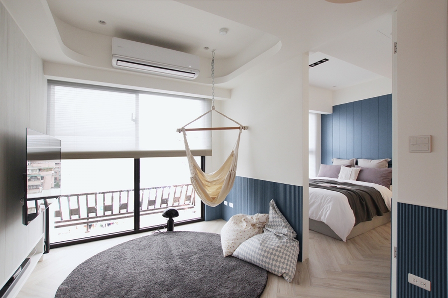 Phòng ngủ chính của bố mẹ được thiết kế sau lưng phòng khách, cũng sử dụng tone màu trắng - xanh lam chủ đạo để kết nối các khu vực chức năng trong phòng về mặt thị giác.