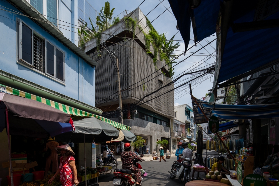 Mặc dù xây dựng giữa lòng phố chợ đông đúc của Sài Gòn nhưng 'Hoa's House' vẫn mang lại cảm giác riêng tư và yên tĩnh.