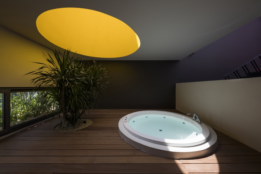 Phòng tắm mở với giếng trời hình tròn trên tầng 2 hoàn thiện trải nghiệm của chủ nhân. 