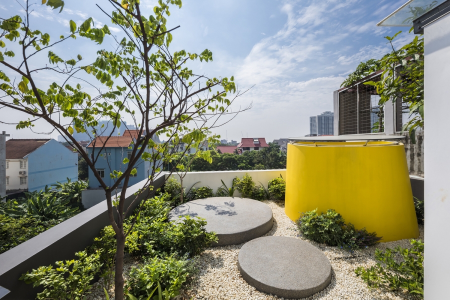 Khu vực mái nhà được trồng nhiều cây cối tươi xanh để tạo nên 'lớp đệm' hạ nhiệt cho công trình giữa tiết trời Sài Gòn nắng nóng.