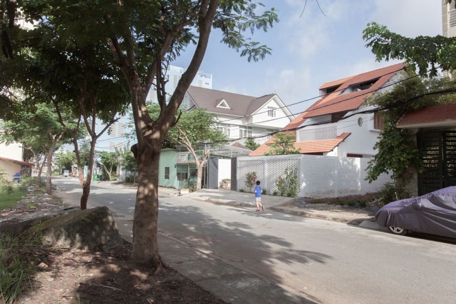 “Nhà mái ngói” do đội ngũ KTS của k59 atelier thực hiện. Ngôi nhà được xây dựng tại xã Phước Kiển, huyện Nhà Bè, vùng ngoại ô của TP. Hồ Chí Minh. 