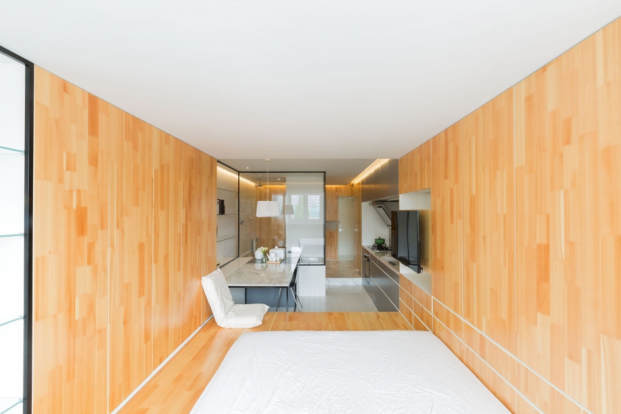 Ấn tượng ban đầu của chúng ta về căn hộ là sự gọn gàng ấm áp với tone màu trắng cùng vật liệu gỗ công nghiệp tươi sáng.