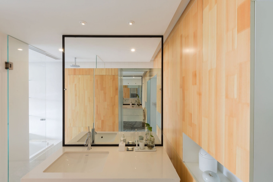 Tấm gương lớn ốp 'full' tường ở khu vực bồn rửa giúp phản chiếu hình ảnh và ánh sáng, cho không gian nhỏ như được nhân rộng hơn và kéo dài như mê cung bí ẩn.