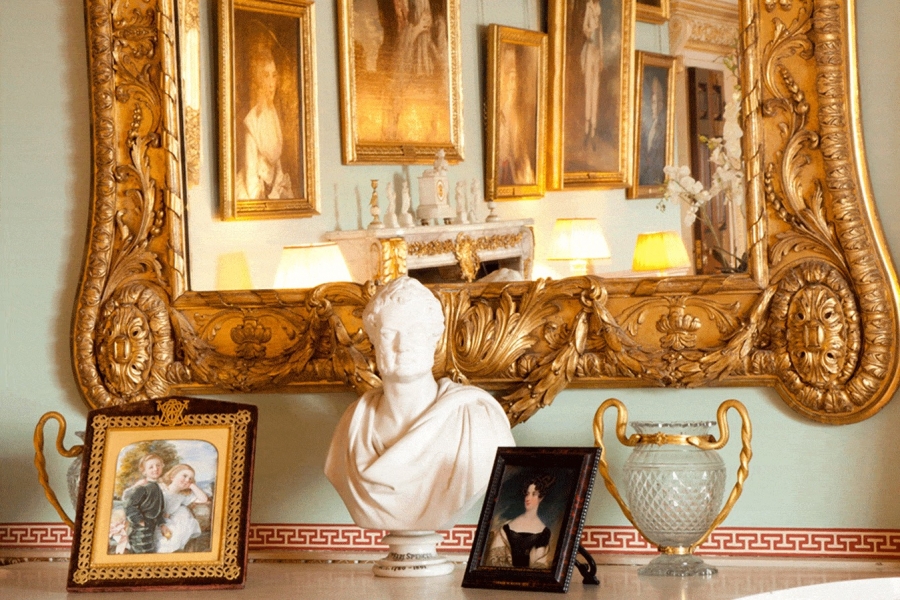 Dinh thự có rất nhiều nội thất, tác phẩm nghệ thuật trang trí quý hiếm và đắt giá, chẳng hạn như các bức tranh của Anthony van Dyck, John Dekrits và Peter Lely… 