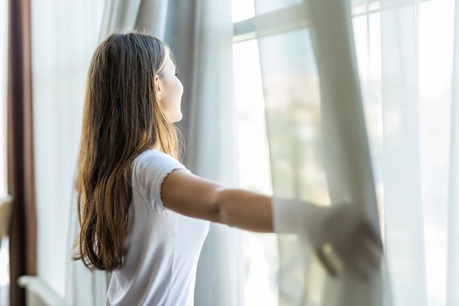 Thường xuyên mở cửa sổ và sử dụng máy lọc không khí để ngôi nhà trong lành hơn.