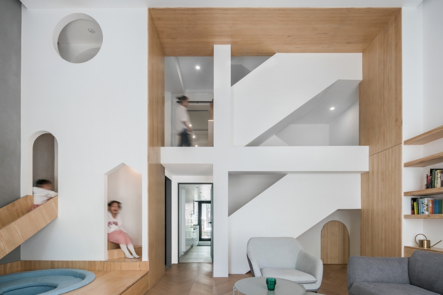 'Geometrical Space for a Two Kid Family' do Atelier D + Y thiết kế đã sử dụng 'ngôn ngữ hình học' trong thiết kế để tạo ra một không gian sống thú vị cho gia đình trẻ tại Trung Quốc.