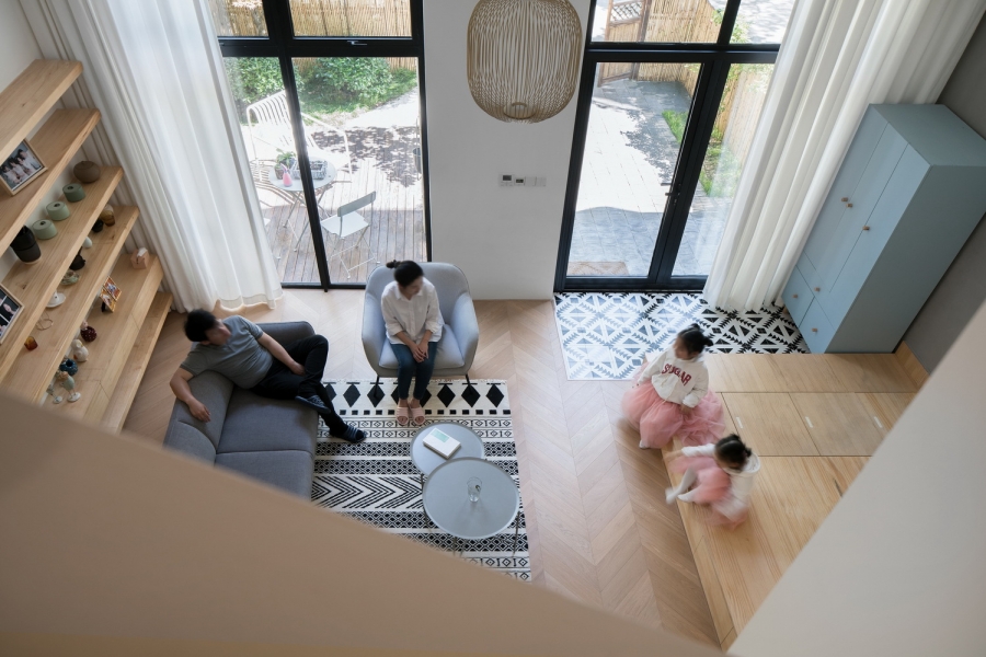 Hình ảnh phòng khách chụp từ trên cao cho thấy sự kết hợp giữa các vật liệu lát sàn như gạch bông và gỗ giúp tạo điểm nhấn cho các khu vực lối ra vào - phòng khách.