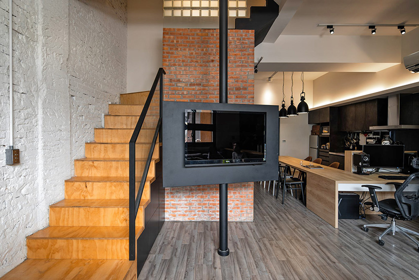 Chiếc tivi nên nền bảng đen cố định ở chiếc cột vừa phân vùng phòng khách với phòng bếp, phòng ăn, vừa tạo điểm nhấn sang chảnh và hiện đại.