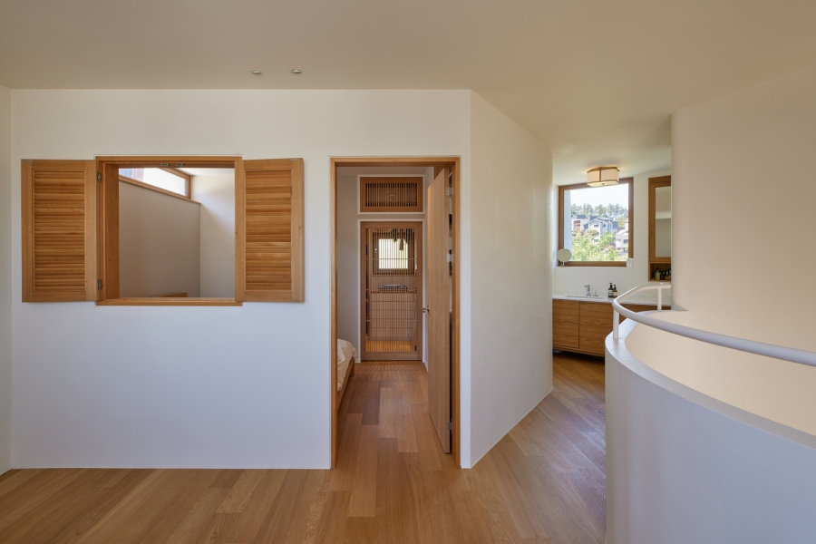 Phòng ngủ nhẹ nhàng với nội thất thấp sàn, thiết kế tối giản, bên cạnh là khu vực phòng tắm và nhà vệ sinh tiện nghi.