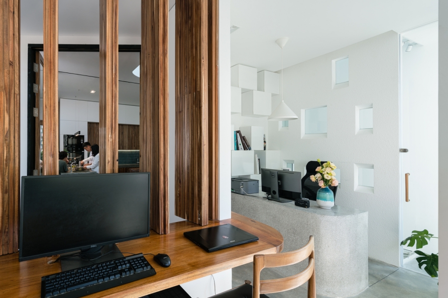 Công trình nhà ở kết hợp văn phòng làm việc có thiết kế riêng biệt để tạo sự riêng tư cho gia chủ, tách biệt giữa công việc và sinh hoạt hàng ngày.