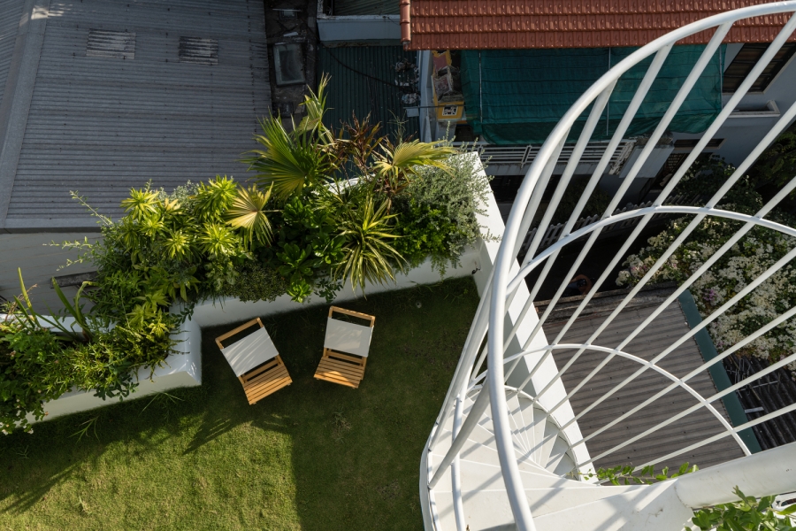Tận dụng giếng trời và hệ thống thông gió phía sau, nhóm thiết kế đã tạo một khu vườn trong nhà ngay sau bức tường chắn gió để tạo những mảng xanh tuyệt đẹp.