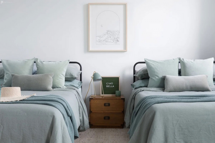 Phòng ngủ thứ hai được thiết kế với 2 chiếc giường song song, sử dụng tone màu xanh ngọc lam và trắng làm chủ đạo cho cảm giác bình yên đầy thư giãn. 