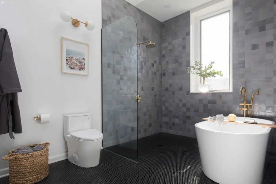 Không gian phòng tắm và nhà vệ sinh tương đối rộng rãi với 3 khu vực: toilet - buồng tắm đứng - bồn tắm nằm, phân vùng với nhau bằng vách ngăn kính trong suốt.