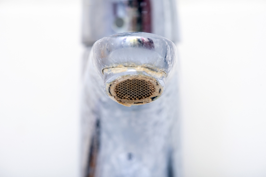 Những vết bẩn do nước cứng tích tụ quanh vòi rửa tạo thành những cặn bám xấu xí trên vòi rửa.