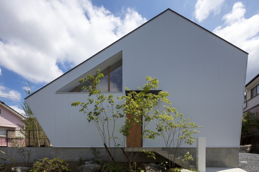 “House in Nishimatsugaoka” được thiết kế bởi đội ngũ kiến trúc sư của Arbol Design, nằm tại thành phố Ikoma thuộc tỉnh Nara của 'đất nước mặt trời mọc'.