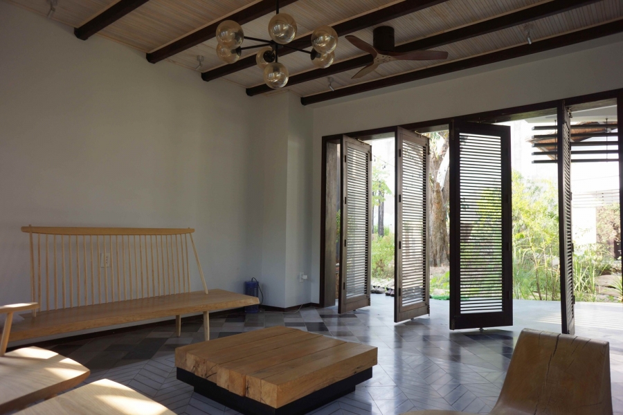 Không gian phòng khách thiết kế đơn giản và rộng rãi với sự kết hợp của đa dạng gạch lát sàn, bộ bàn ghế gỗ tạo sự mộc mạc và gần gũi ngay từ cái nhìn đầu tiên.