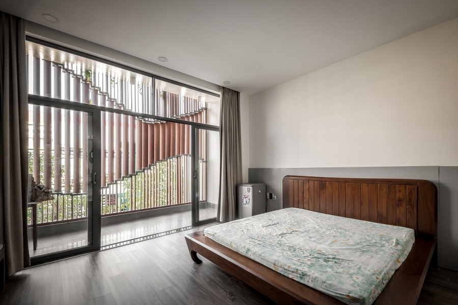 Phòng ngủ được thiết kế đơn giản, gần gũi với hệ lam gỗ linh hoạt tạo sự riêng tư khi cần thiết. 