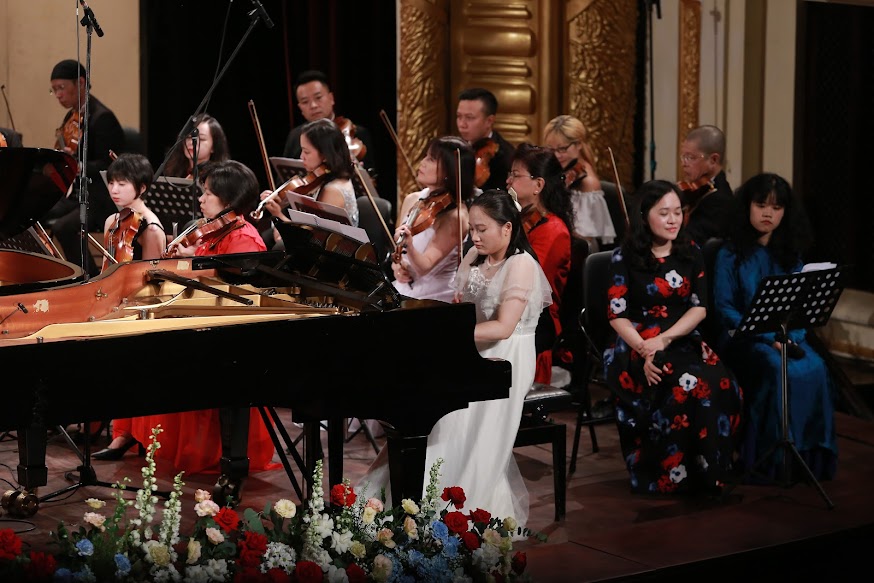 Các tài năng trẻ chơi nhạc cùng Dàn nhạc giao hưởng Quốc gia Việt Nam và nghệ sĩ Nguyễn Thái Hà.