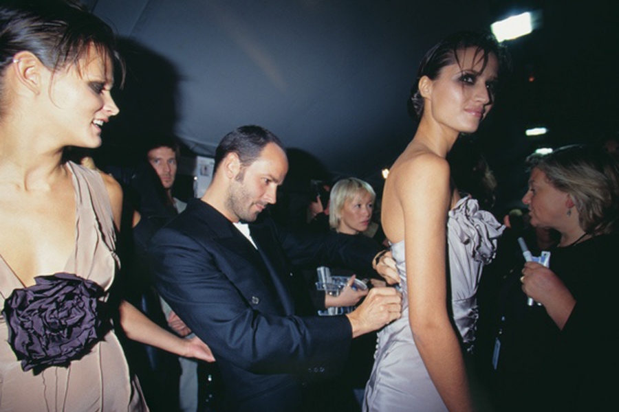 Hình ảnh của Tom Ford và các người mẫu trong một buổi trình diễn thời trang của Gucci