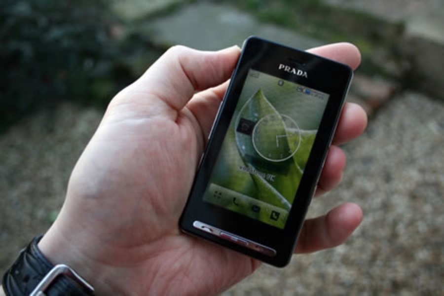 Prada hợp tác cùng LG để sản xuất mẫu điện thoại di động cảm ứng Prada. Đây từng được xem là sản phẩm đối thủ của iPhone một thời