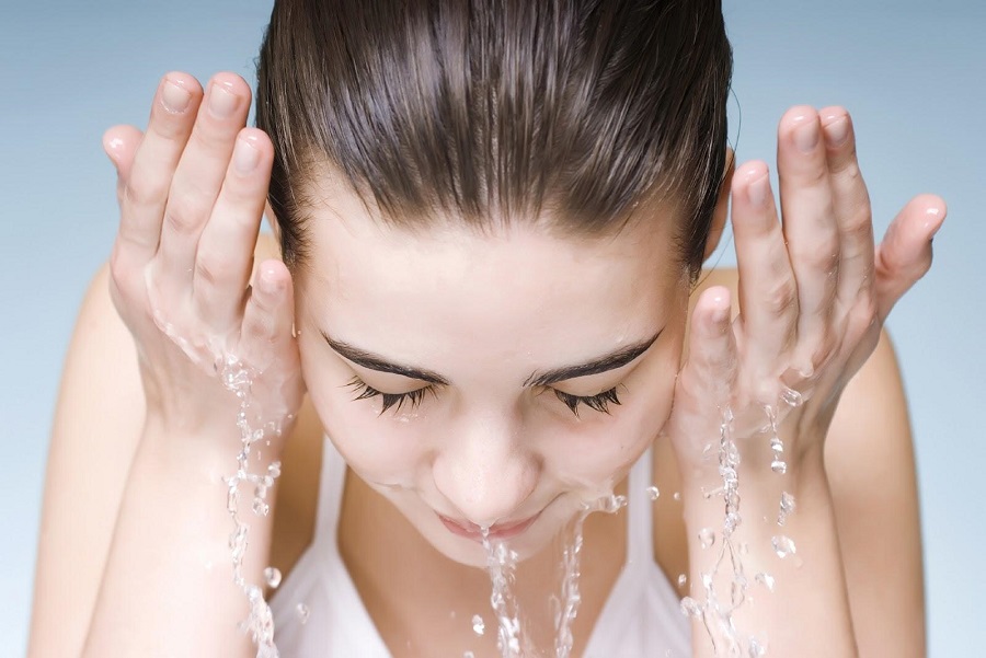 Bạn có thể dùng nước ấm để rửa mặt những lúc bạn 'lười' skincare