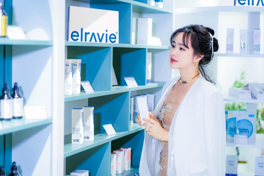 CEO chuỗi cửa hàng rửa mặt công nghệ Face Wash Fox - bà Hằng Ngô lựa chọn dược mỹ phẩm Elravie sử dụng trong các liệu trình chăm sóc da cho khách vì sản phẩm uy tín, chất lượng, phù hợp với mọi loại da.