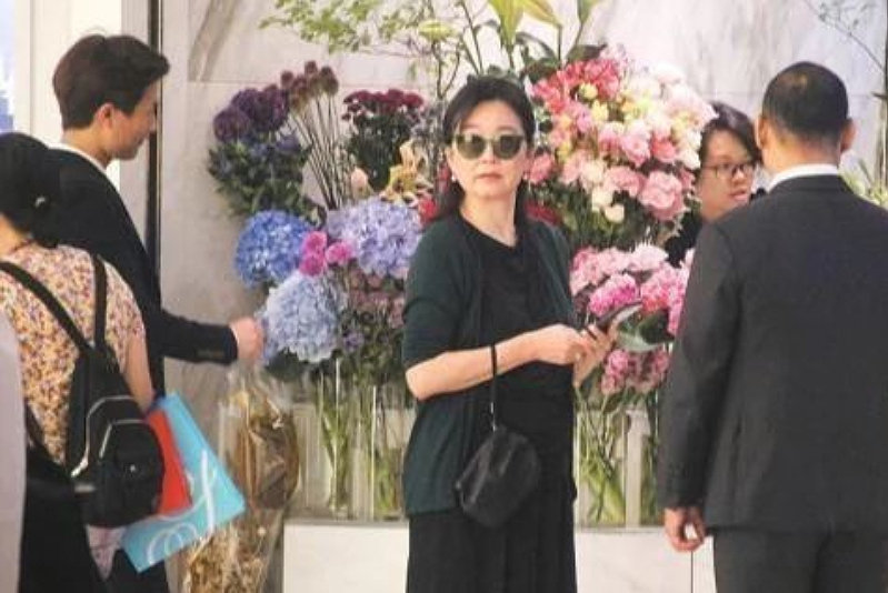 Gần đây, nữ diễn viên còn bị bắt gặp tới mua hoa tại một tiệm ở Hong Kong. Đi cùng cô có 2 vệ sĩ giúp cô xách hoa. 