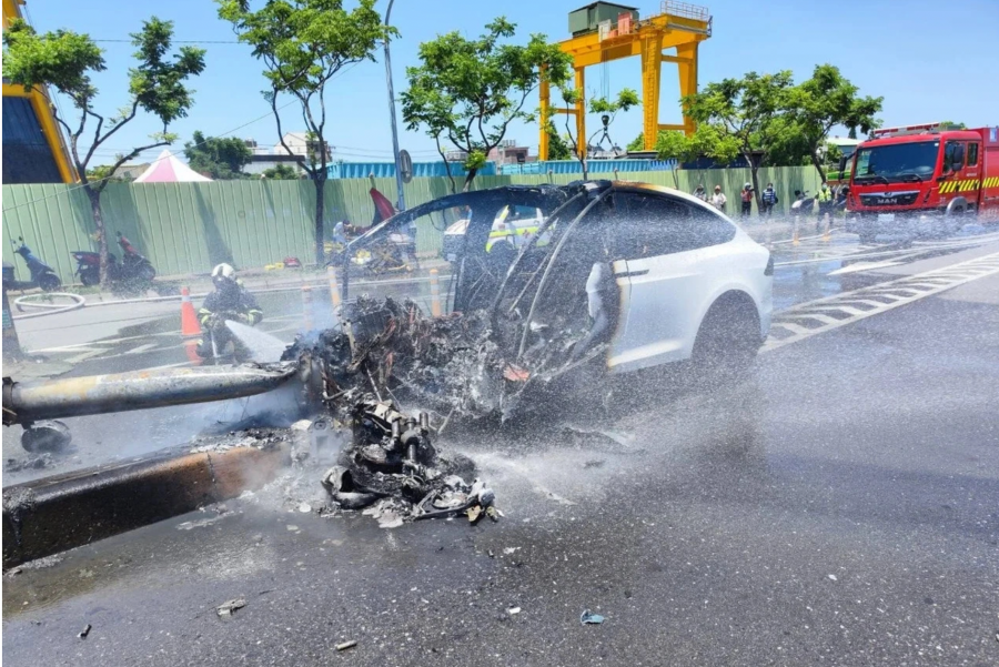 Lâm Chí Dĩnh gặp tai nạn xe hơi.
