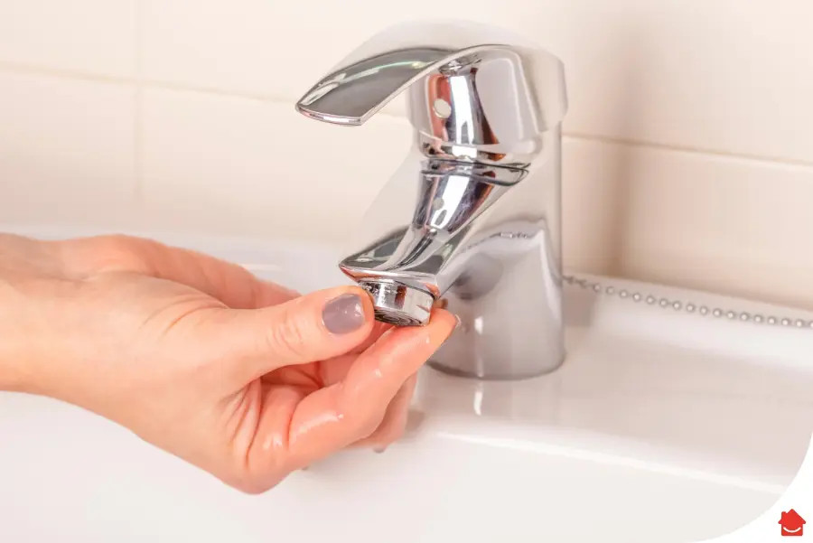 Thay vì vệ sinh vòi rửa bằng hóa chất, bạn có thể thay thế các giải pháp đơn giản và an toàn hơn với chanh, giấm, kem đánh răng và baking soda.