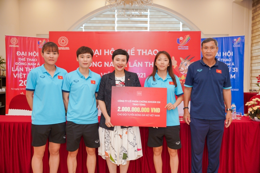 Bà Lương Lan My (GĐ Truyền thông CTCP Chứng khoán SSI – giữa) trao phần thưởng 2 tỷ đồng cho Đội tuyển bóng đá nữ Việt Nam