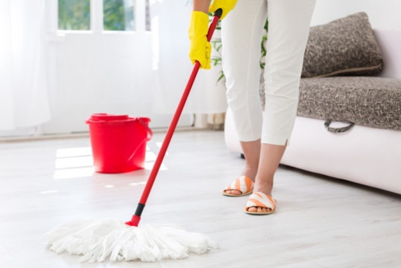 Bạn nên lau sàn nhà thường xuyên, để sàn khô tự nhiên nhằm tạo độ ẩm và cảm giác mát mẻ trên mỗi bước chân đi.