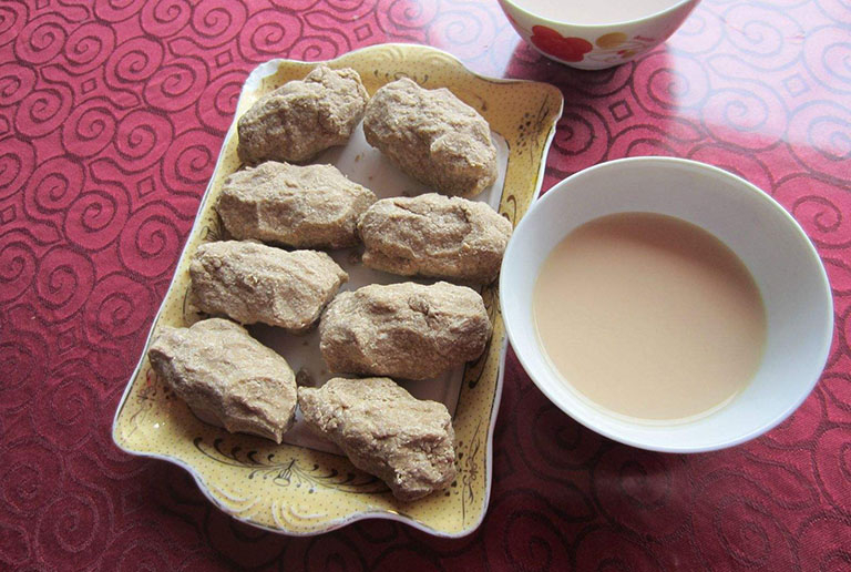 Bánh Tsampa thường được ăn kèm trà bơ, trà mặn hoặc sữa chua.