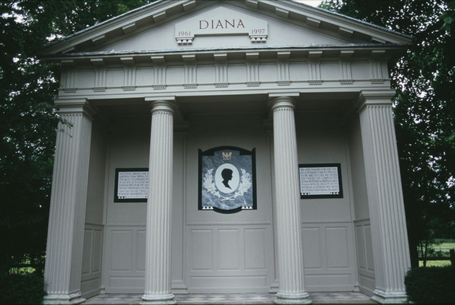 Ngôi mộ của Công nương Diana bên hồ tại khu đất của gia đình Spencer ở Althorp, Northamptonshire.